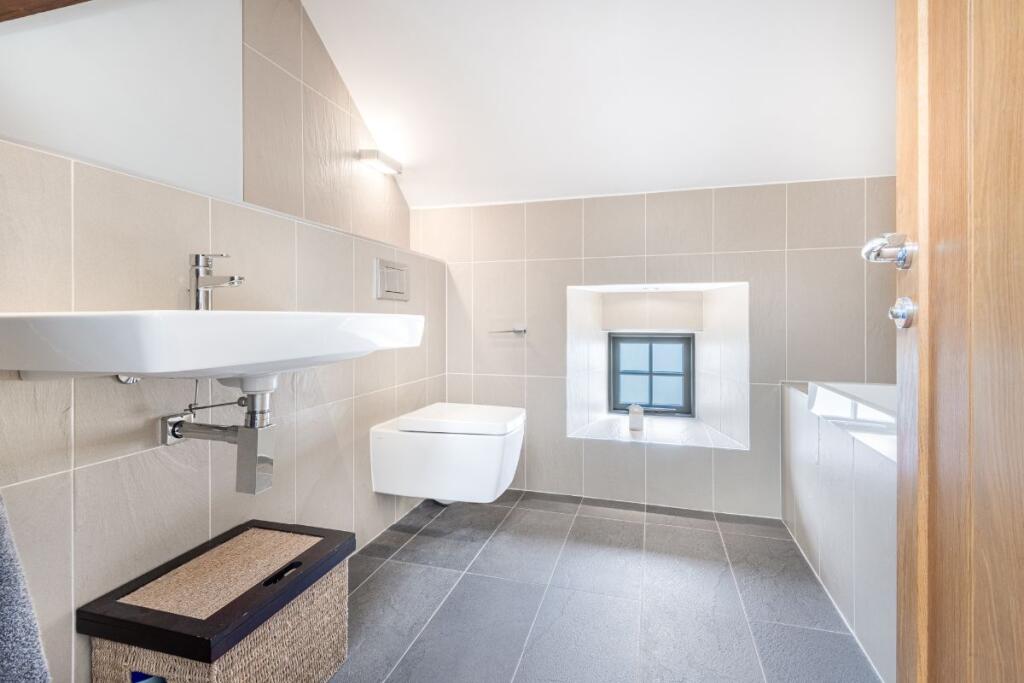 Main bathroom 