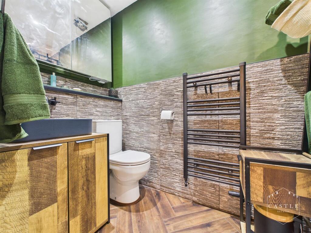 ENSUITE BATHROOM