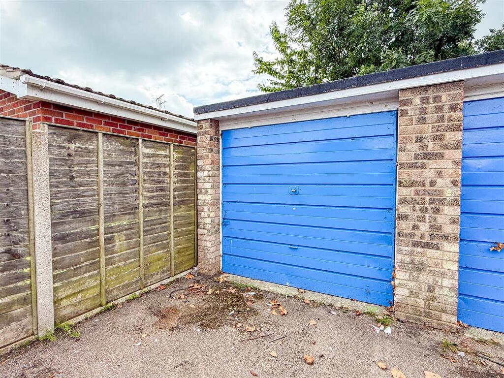GARAGE IN BLOCK