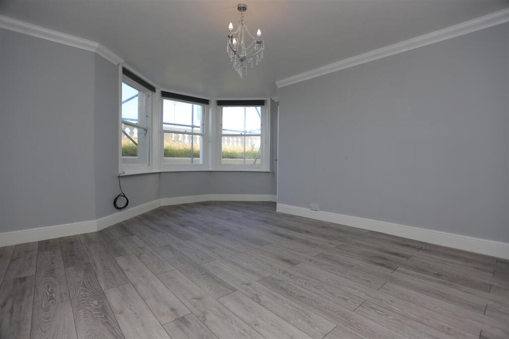 8, 187 Kingsway Room (2).JPG