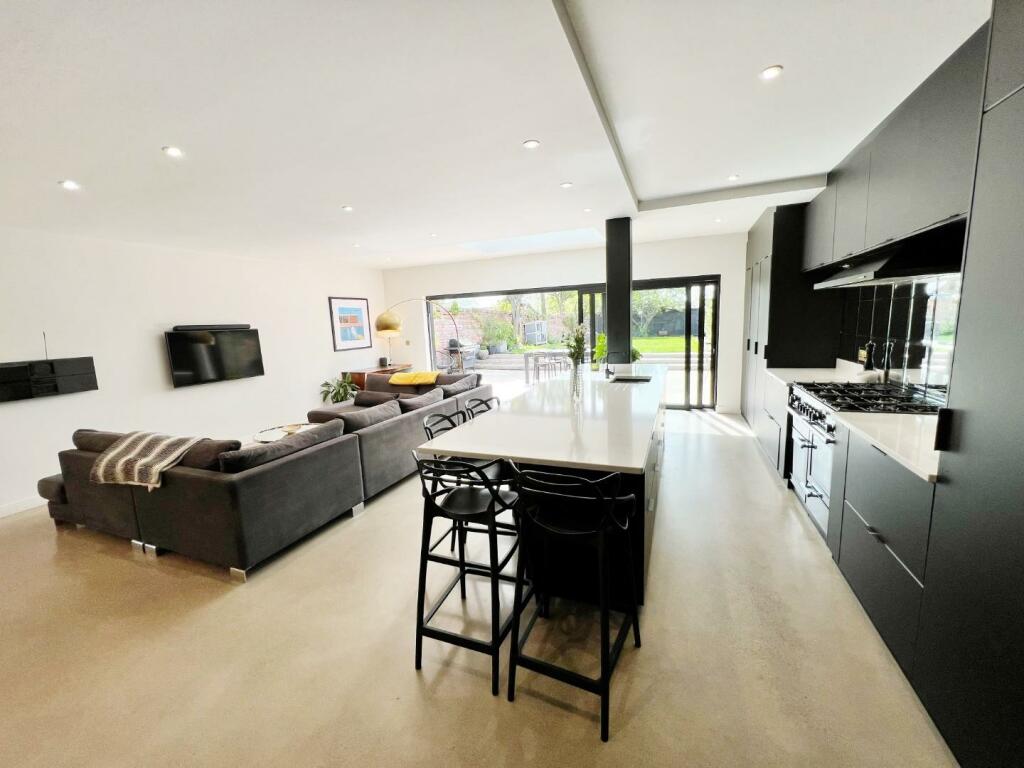 Main Room pic 22.jpg