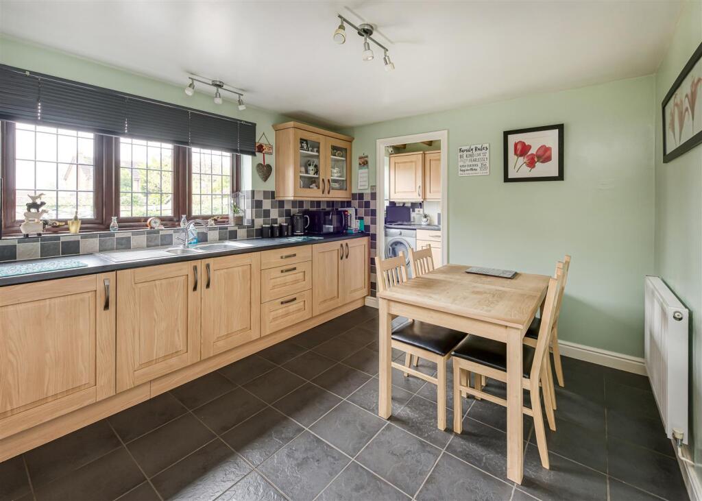 19 Penleigh Gardens-kitchen1.jpg