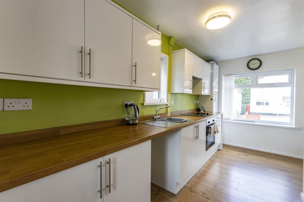 'L' Shaped Breakfast Kitchen