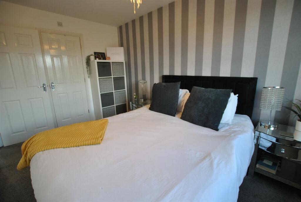 MAIN BEDROOM