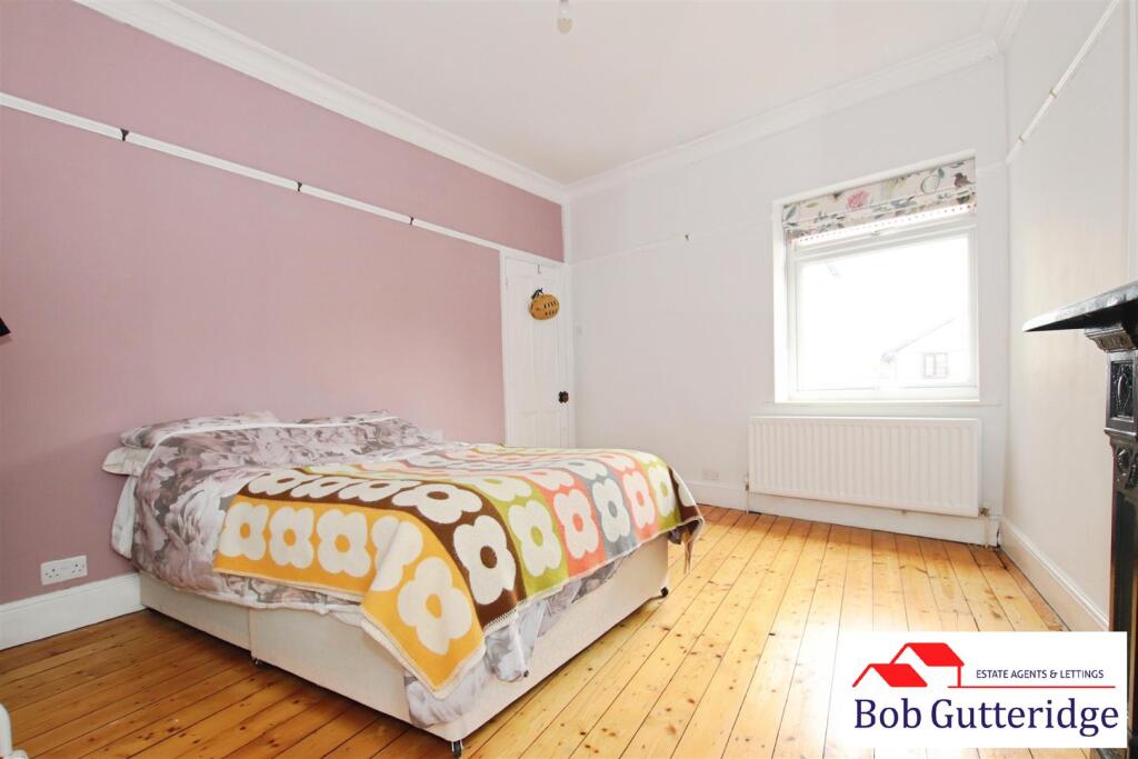 BEDROOM TWO (MIDDLE)