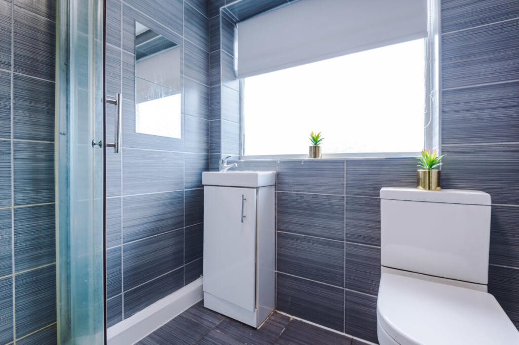 10 Holcombe, Bathroom 2