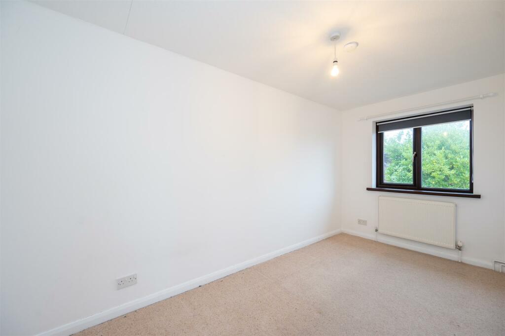 18 Broad Gardens 24 14.jpg