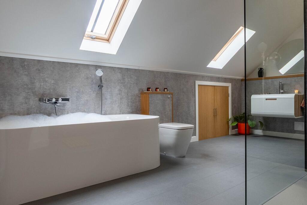 Relax in the luxurious bathroom