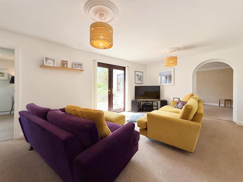 Snug Towards Lounge.JPG