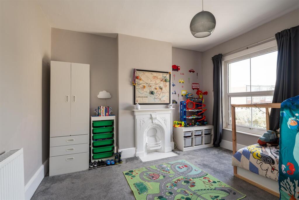 20 Old Road West bedroom3.jpg