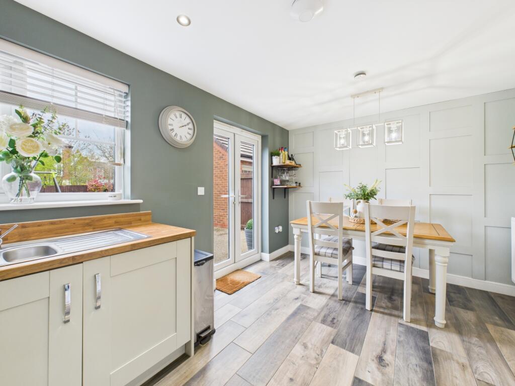 CAM03729G0-PR0022-STILL009