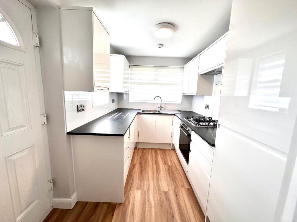 MODERN FITTED KITCEHN KITCHEN