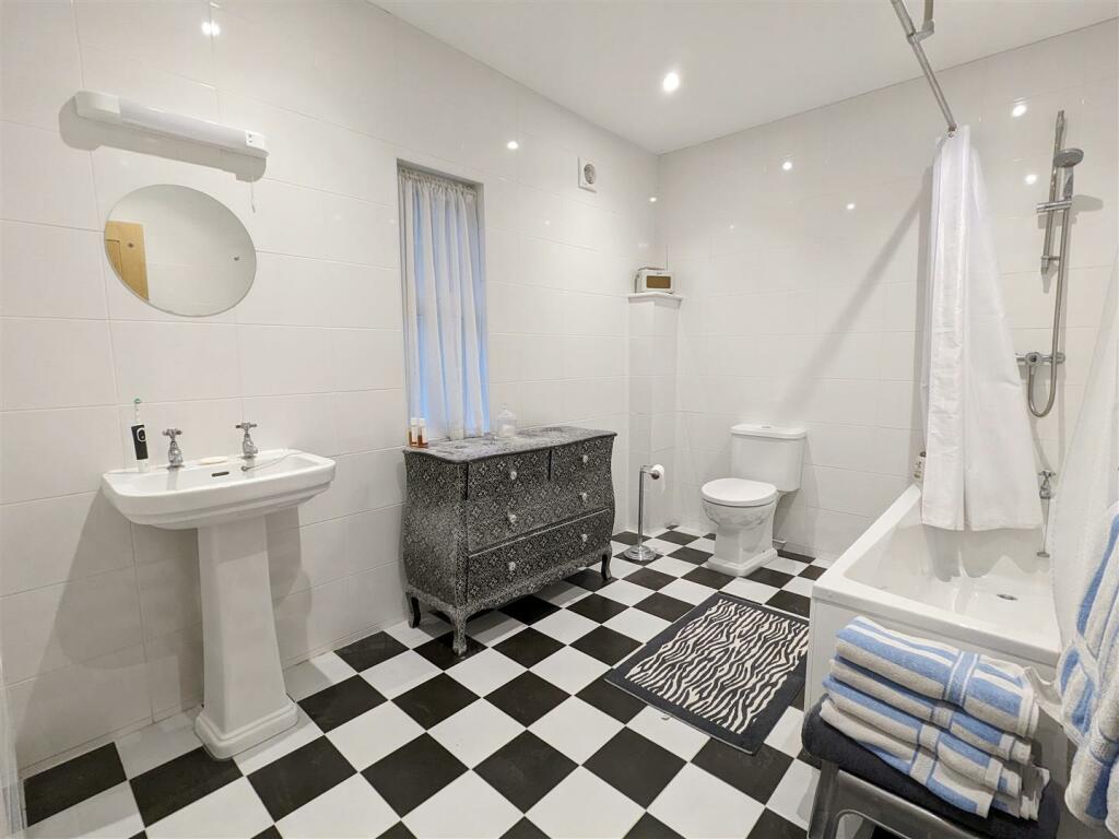 Ensuite 2.jpg