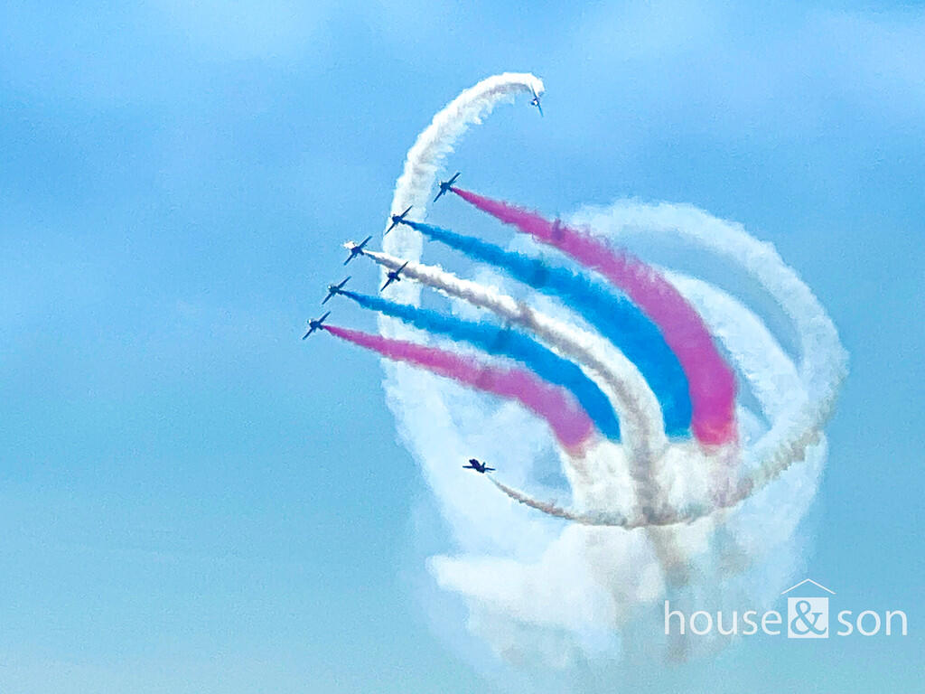 red arrows close ...