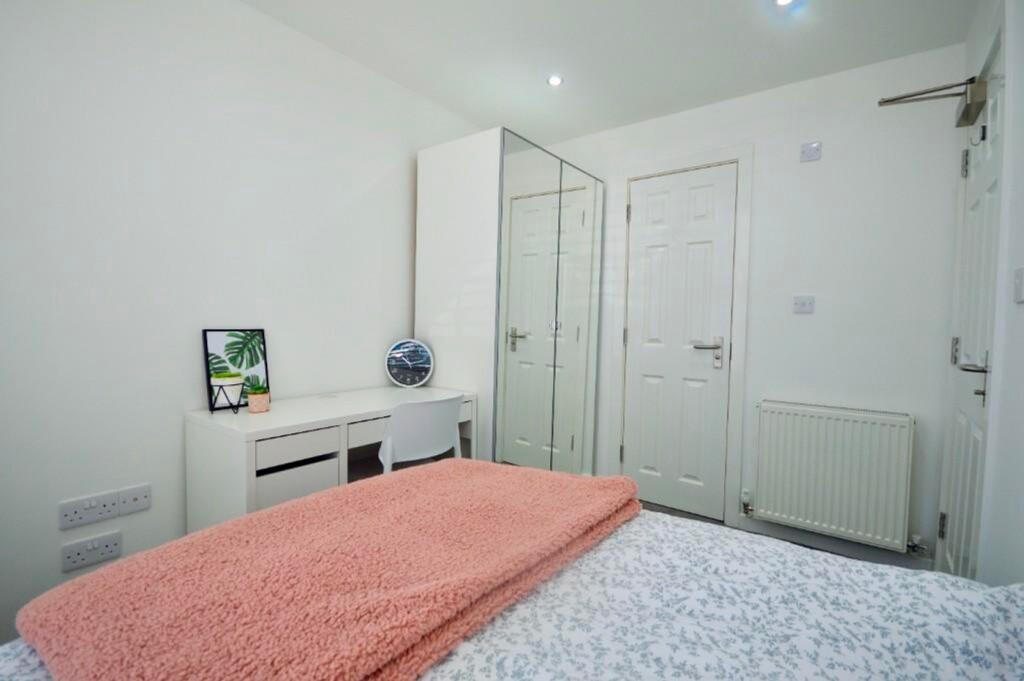 A bright and clean double bedroom featuring a s...