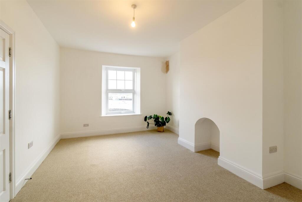 Bedroom 1.jpg