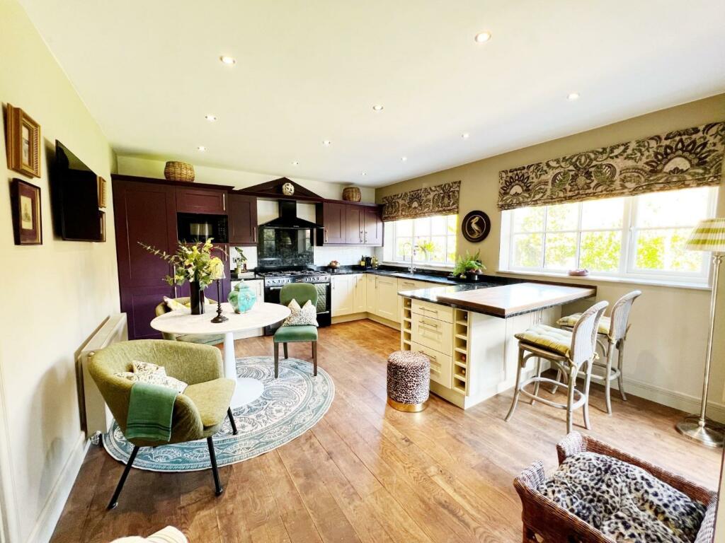 Kitchen pic 1.jpg