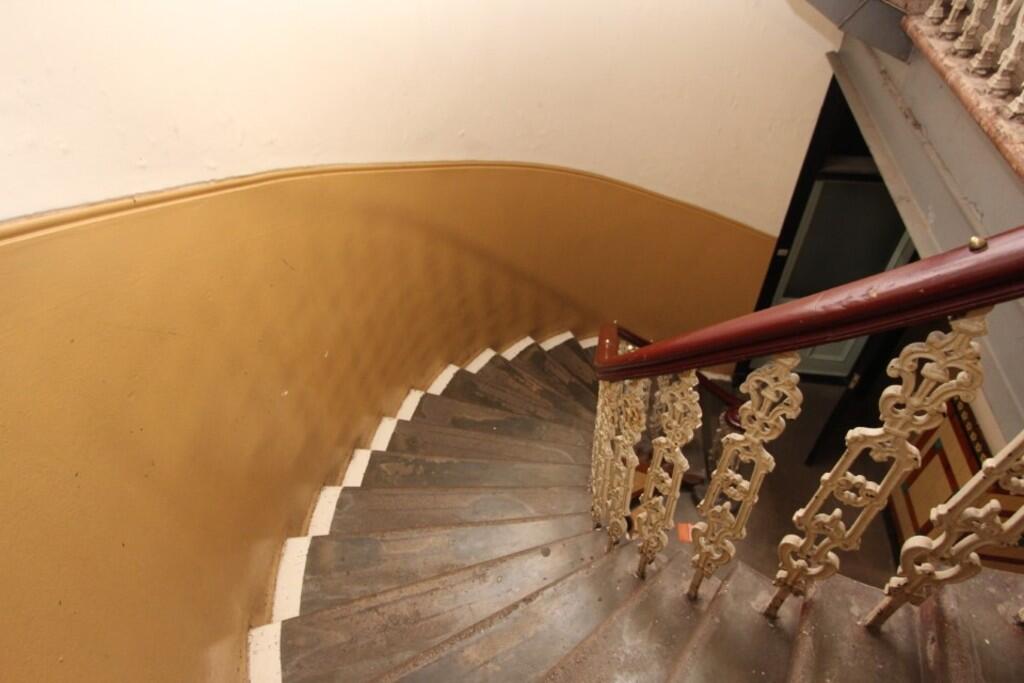 Stair case featur...