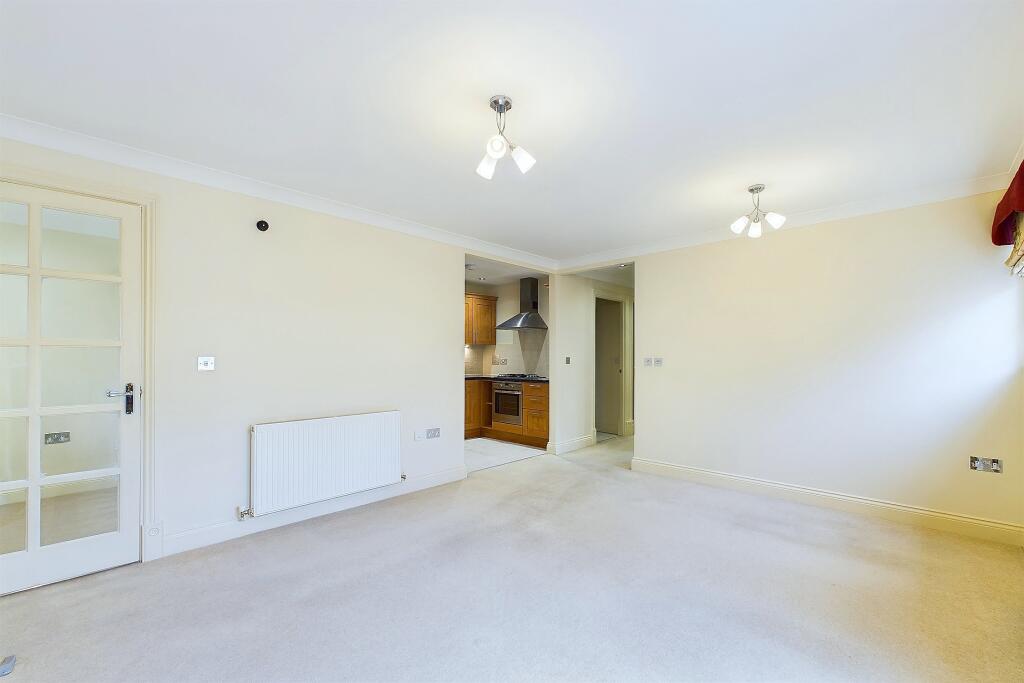 CAM04201G0-PR0050-STILL006