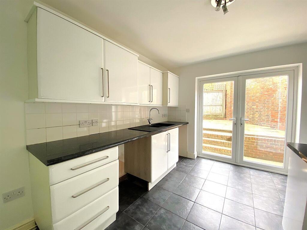 2 Edinburgh Rd - Kitchen1.jpg