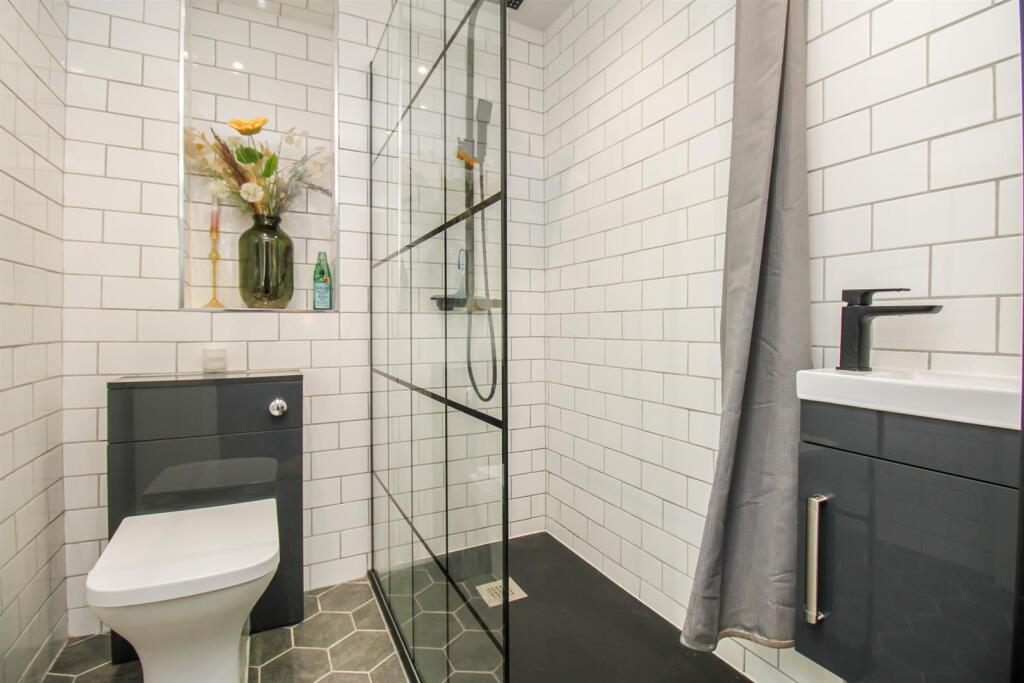 EN SUITE SHOWER ROOM/W.C.