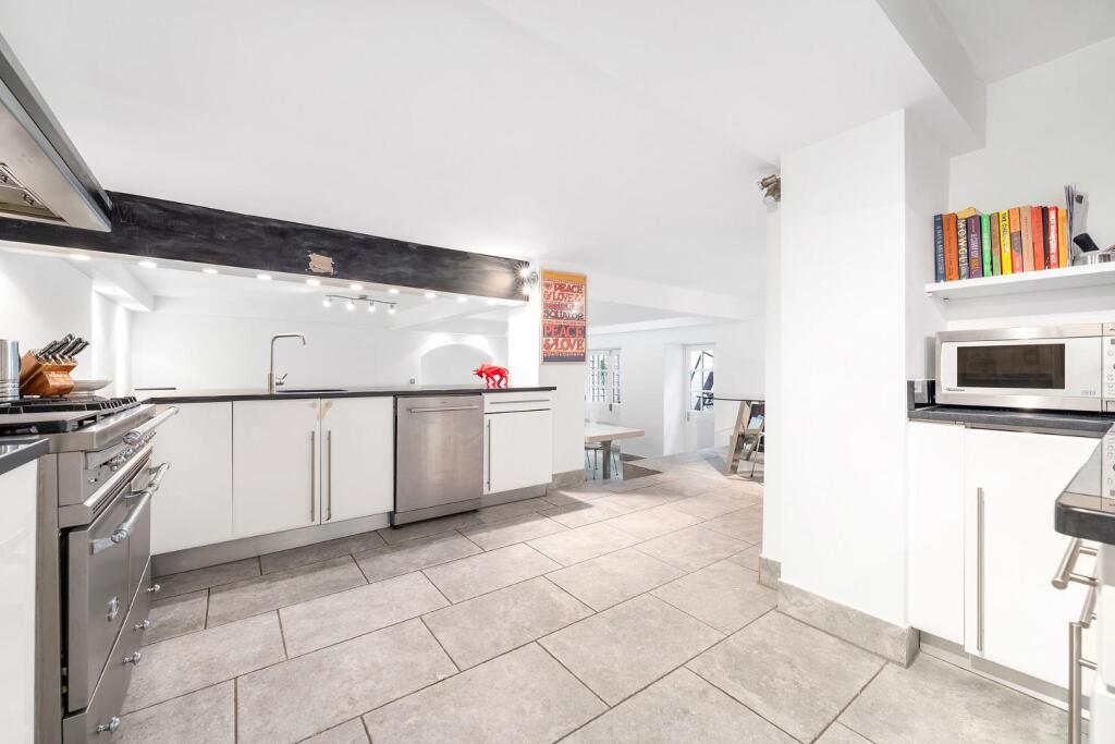 Kitchen (2).JPG