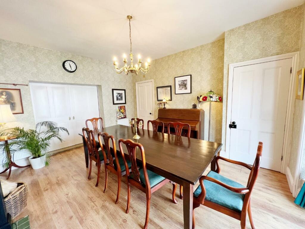 Dining Room pic 3.jpg