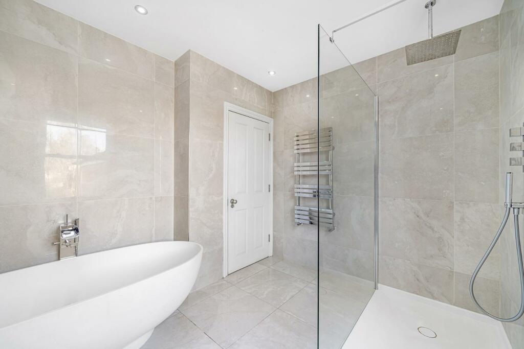 Bathroom (2).jpg