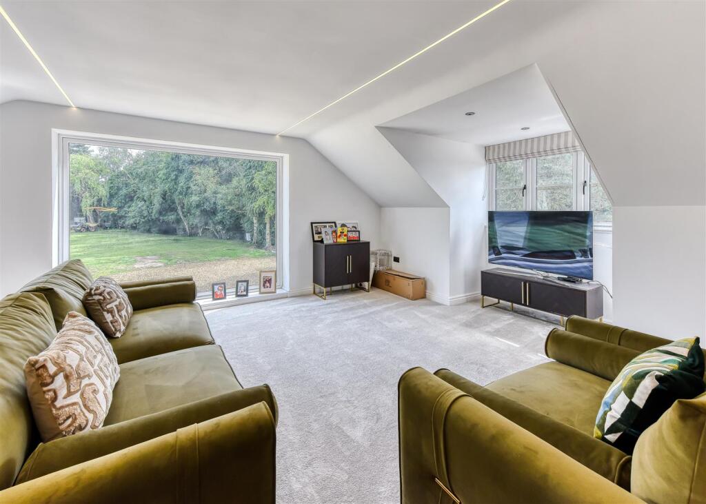 Meadow View-living2.jpg