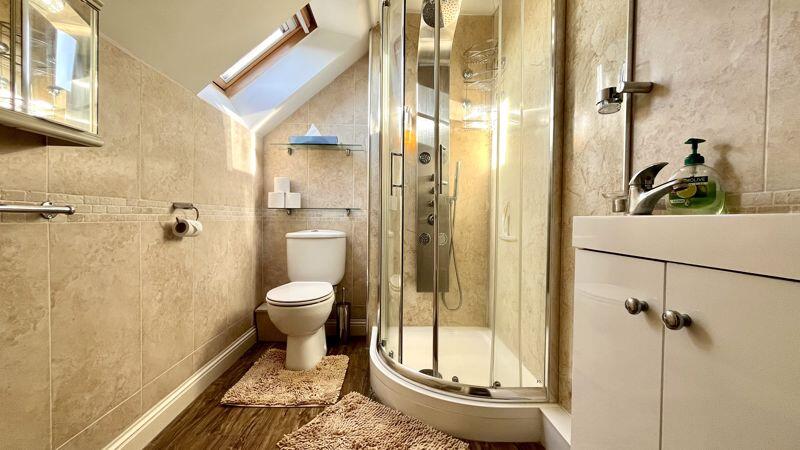 En-Suite to Bedroom 2