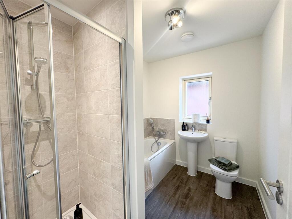 Plot 4 bathroom 2.jpg
