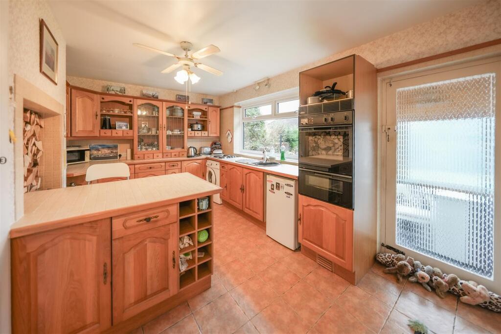 BREAKFASTING KITCHEN