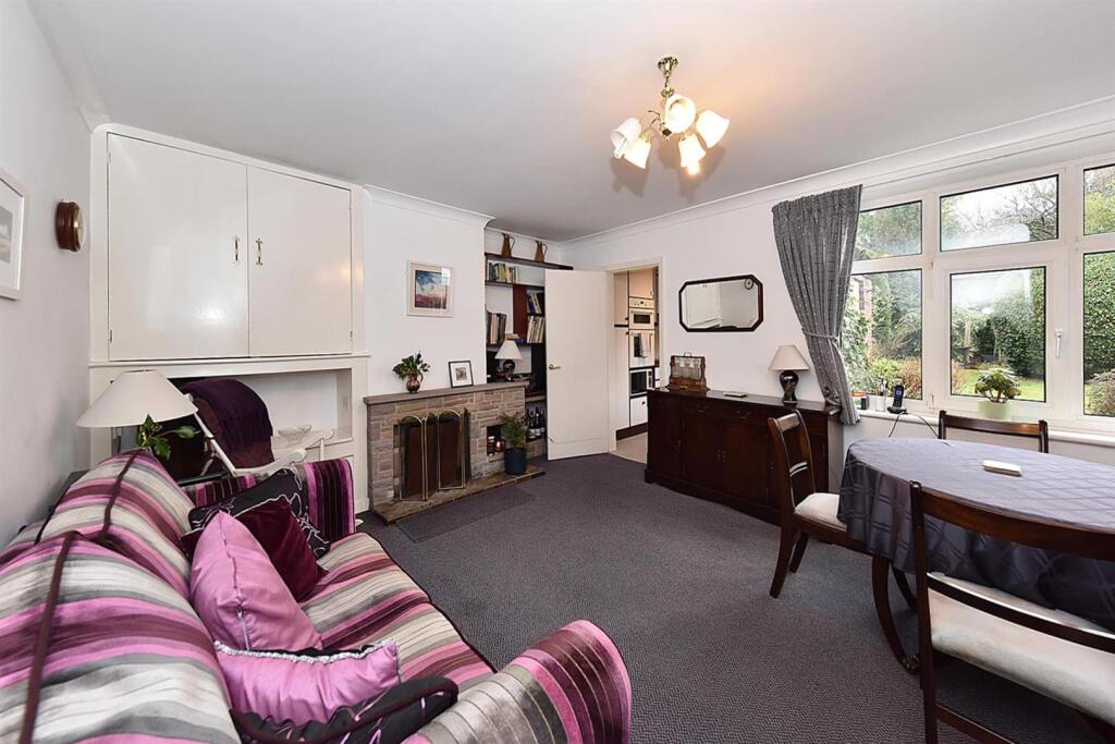 SITTING / DINING AREA