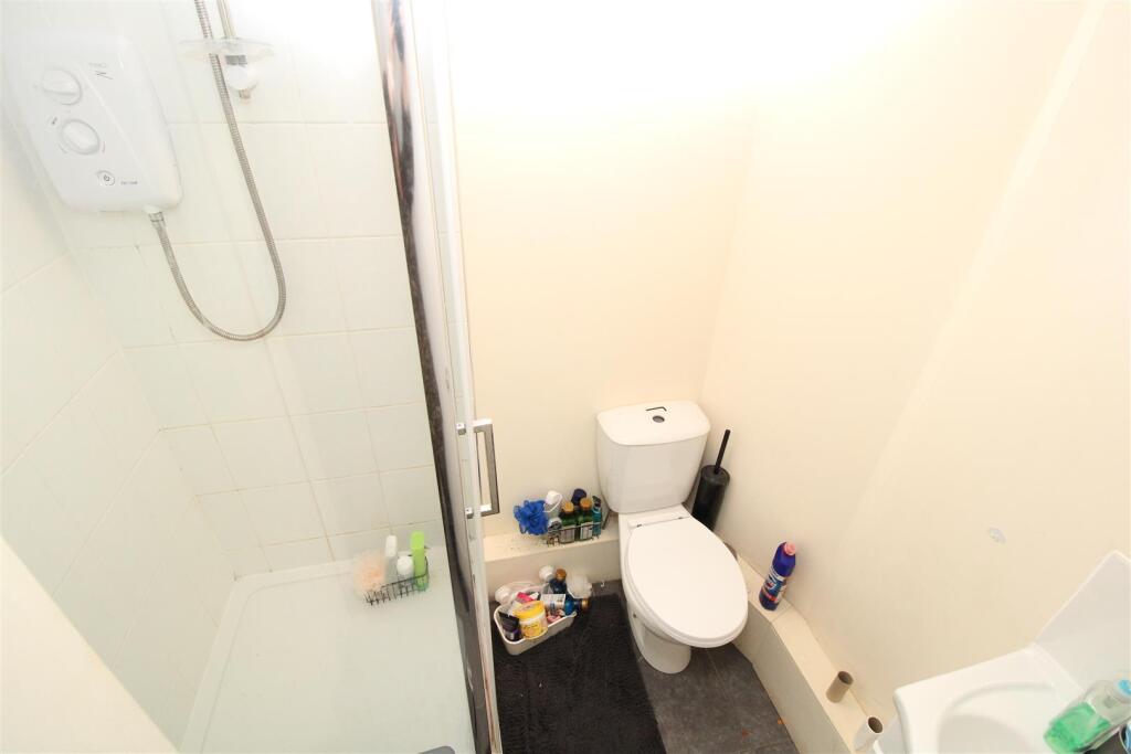 Bathroom 2.jpg