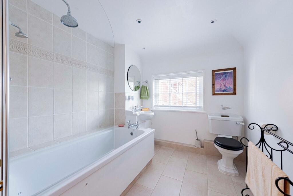 Bathroom W.C (1)