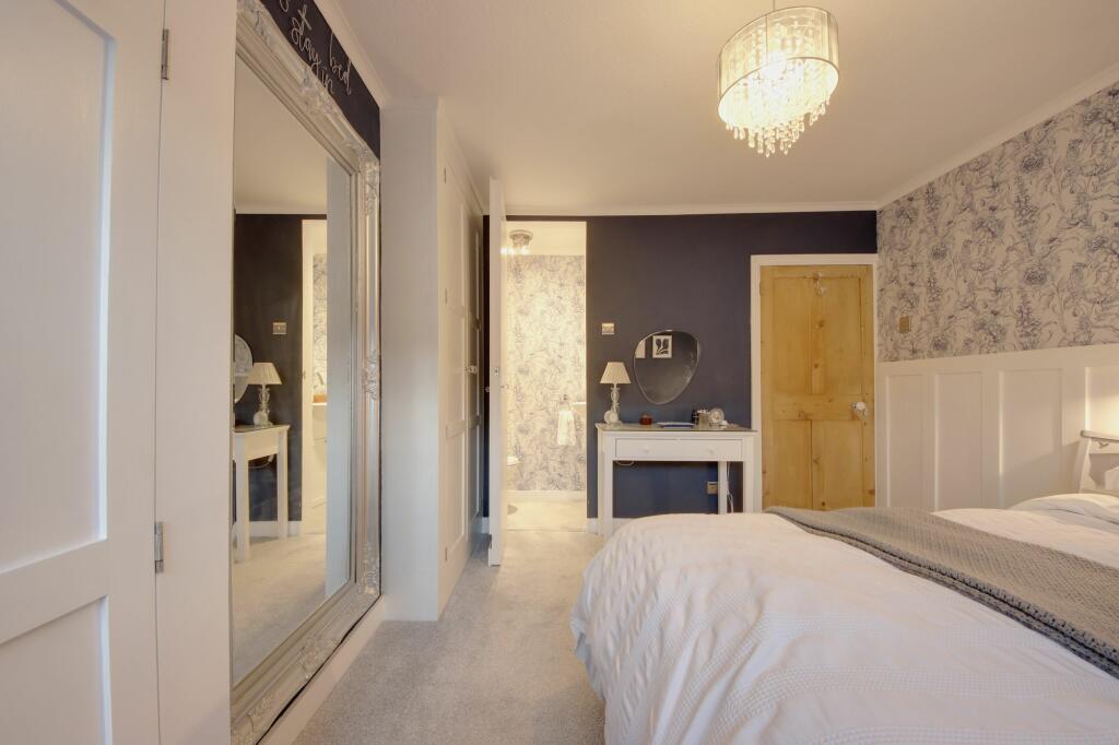 Main bedroom en-suite