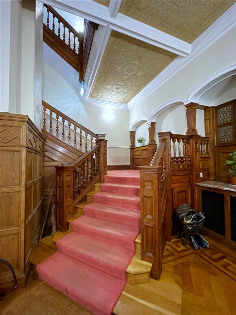 Hallway.e.jpg