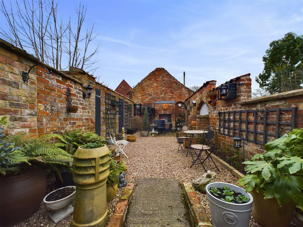 GARDEN/ OUTSIDE SPACE