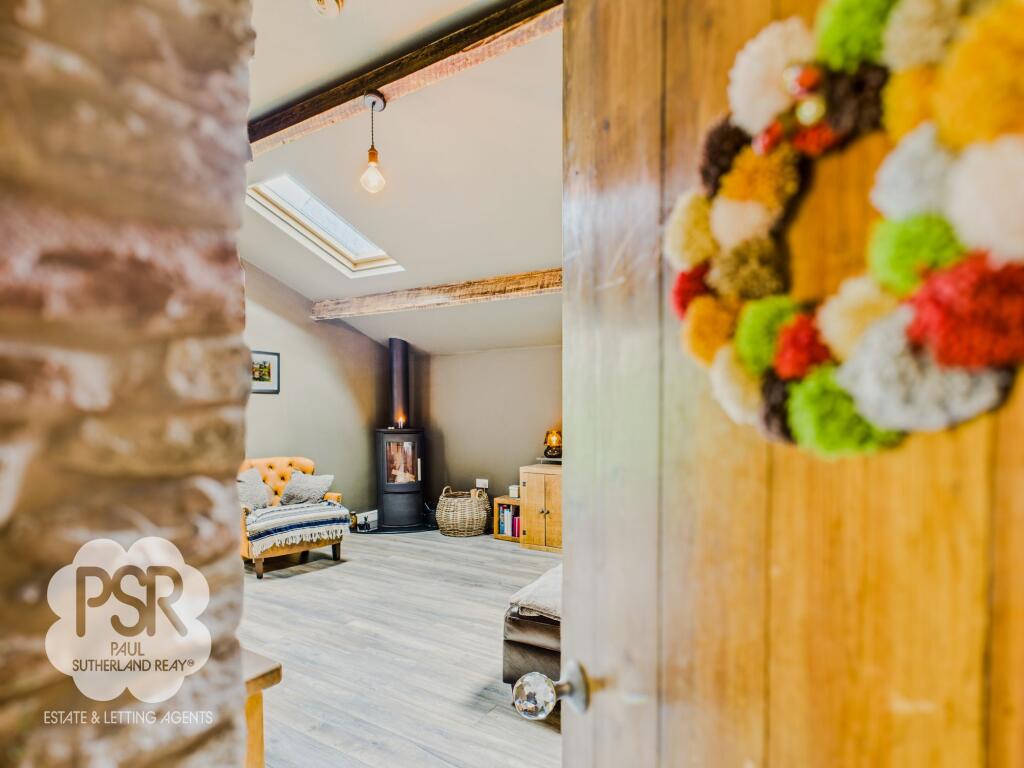 Into the Snug Lounge