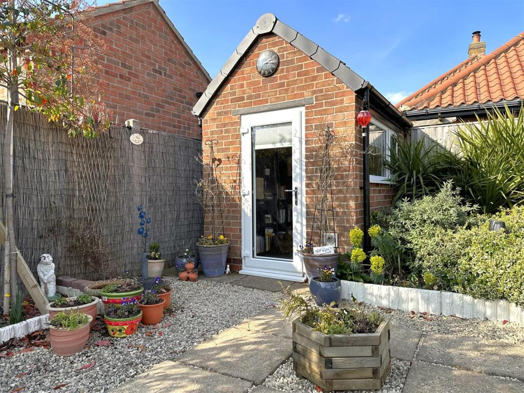 Detached Home Office 532