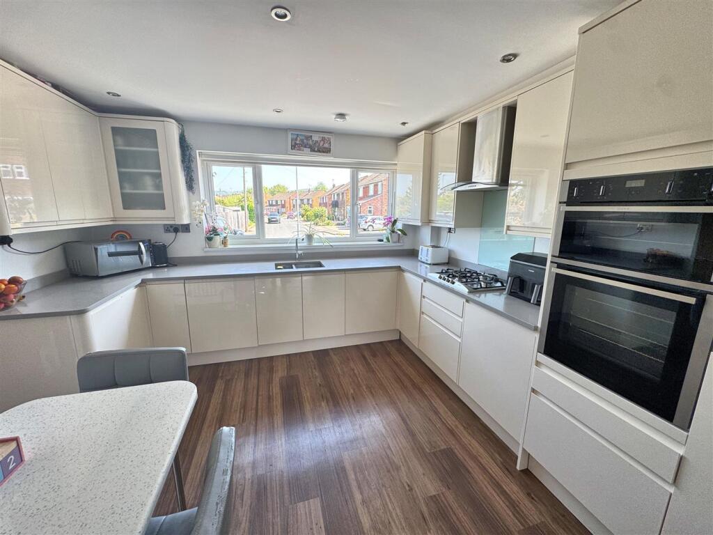 Kitchen 2.jpg