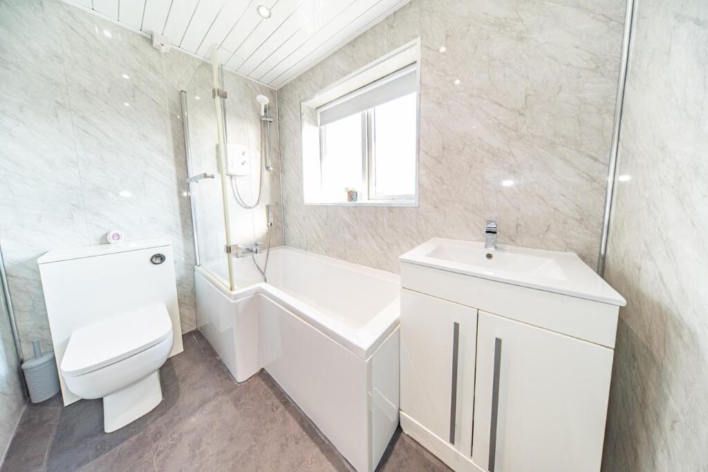 37 Deepdale Drive bathroom.jpg