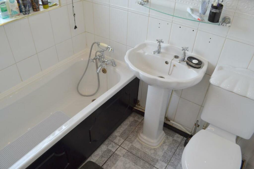 Bathroom (Medium).JPG