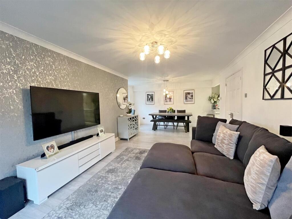 Open Plan Living/ Dining Area