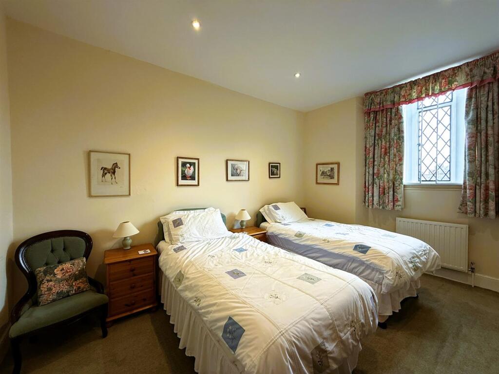 BEDROOM 2