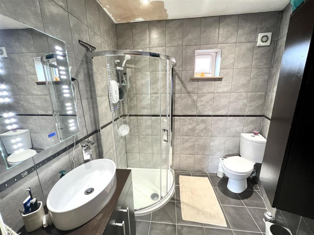 EN-SUITE SHOWER ROOM