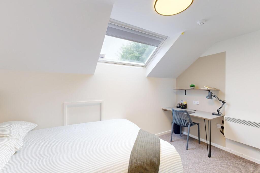 Bright, neatly presented double bedroom with a ...