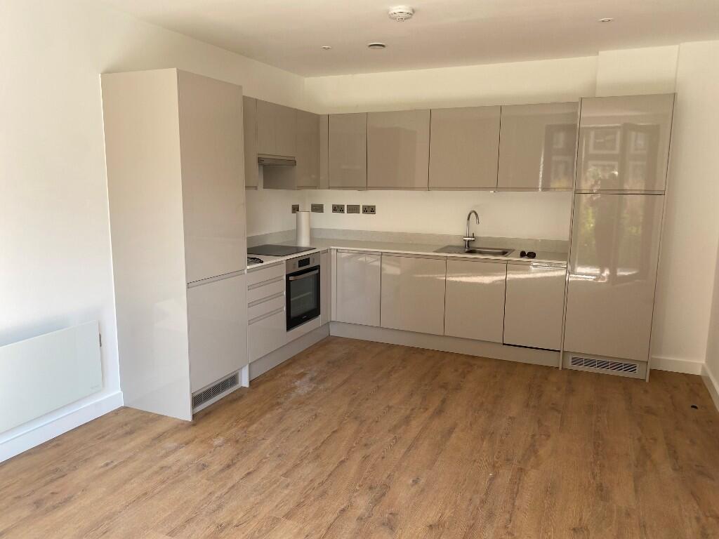 KITCHEN/LIVING