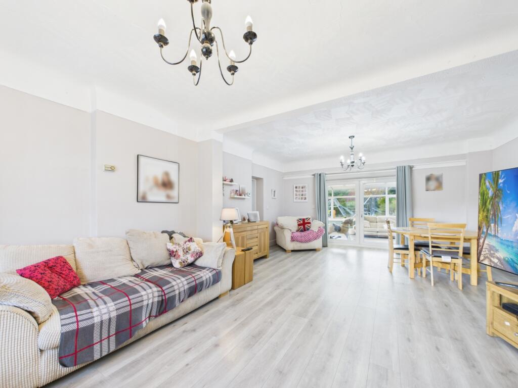 CAM02386G0-PR0143-STILL022