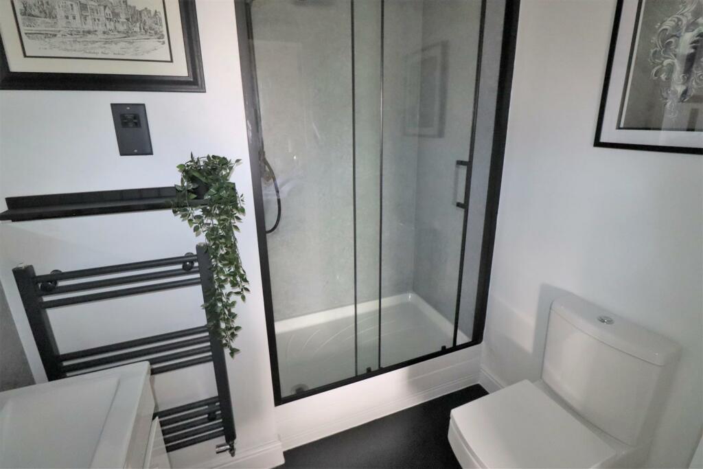 En Suite To Master (2).JPG